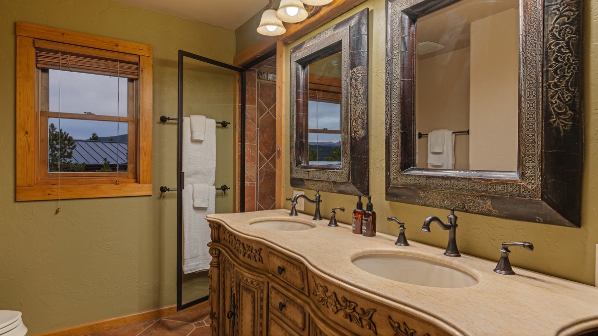 Bedroom 3, Upper level - Upper level king ensuite 2