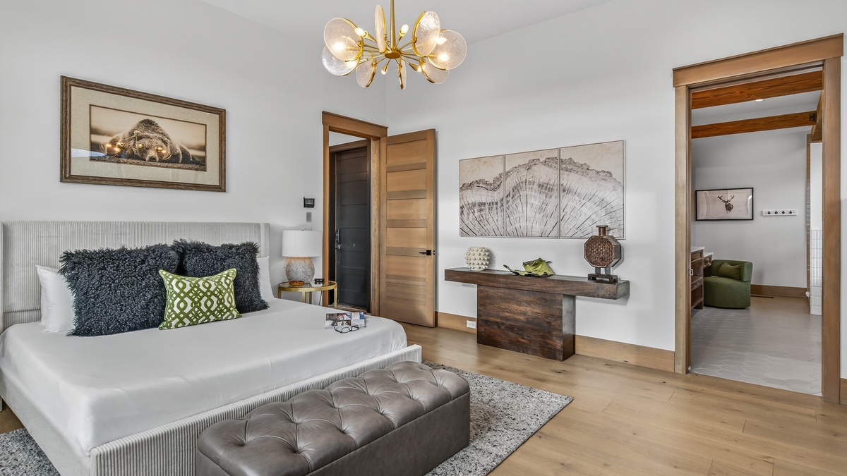 Bedroom 1, Main Level - Nocturne View, primary king suite