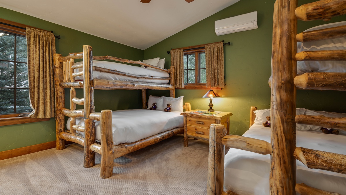 2 Twin/Full bunk bedroom on upper level