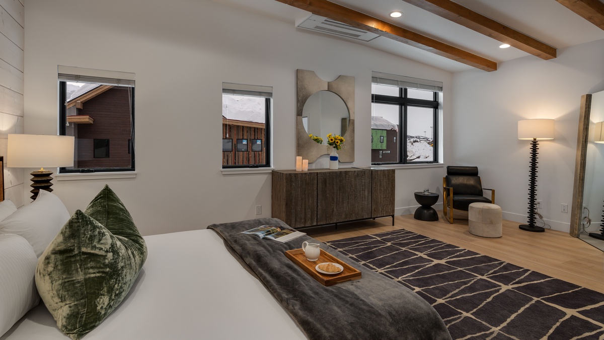 Bedroom 1, Main Level - Primary suite