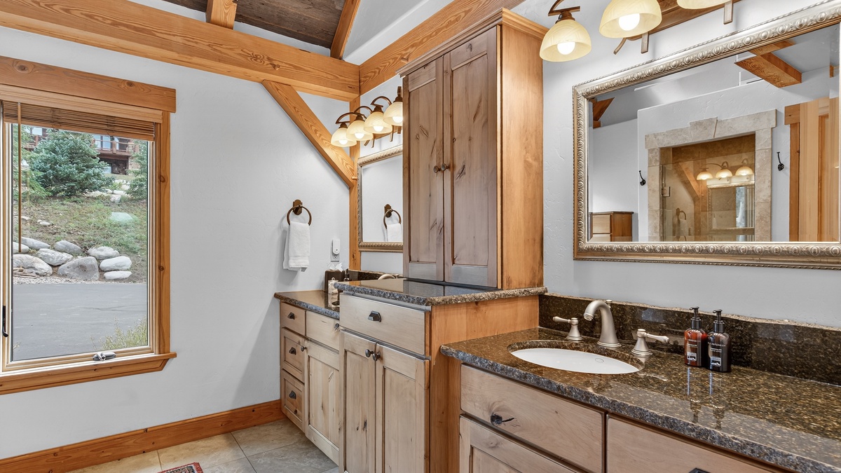 Bedroom 1, Main Level - Primary ensuite