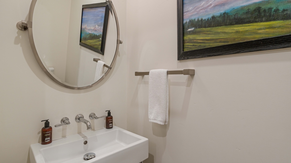 Powder bath on lower/entry level