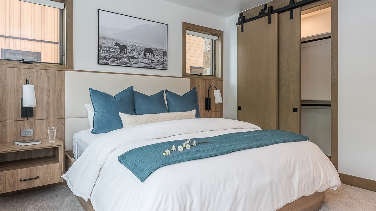 Bedroom 3, Mid-Level - King suite