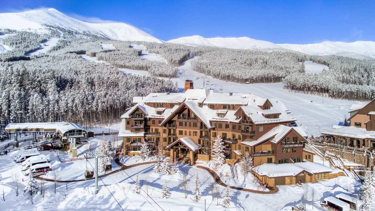 Crystal Peak Lodge: Winter views of front exterior of building