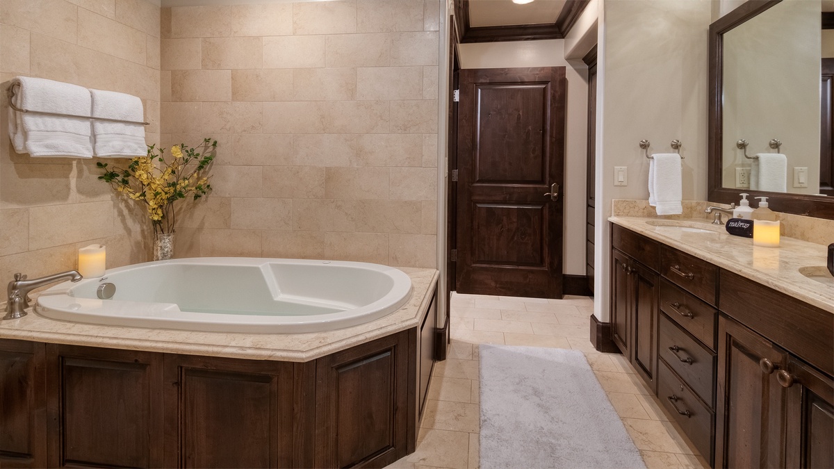 Bedroom 1, Main Level - Primary bedroom ensuite tub