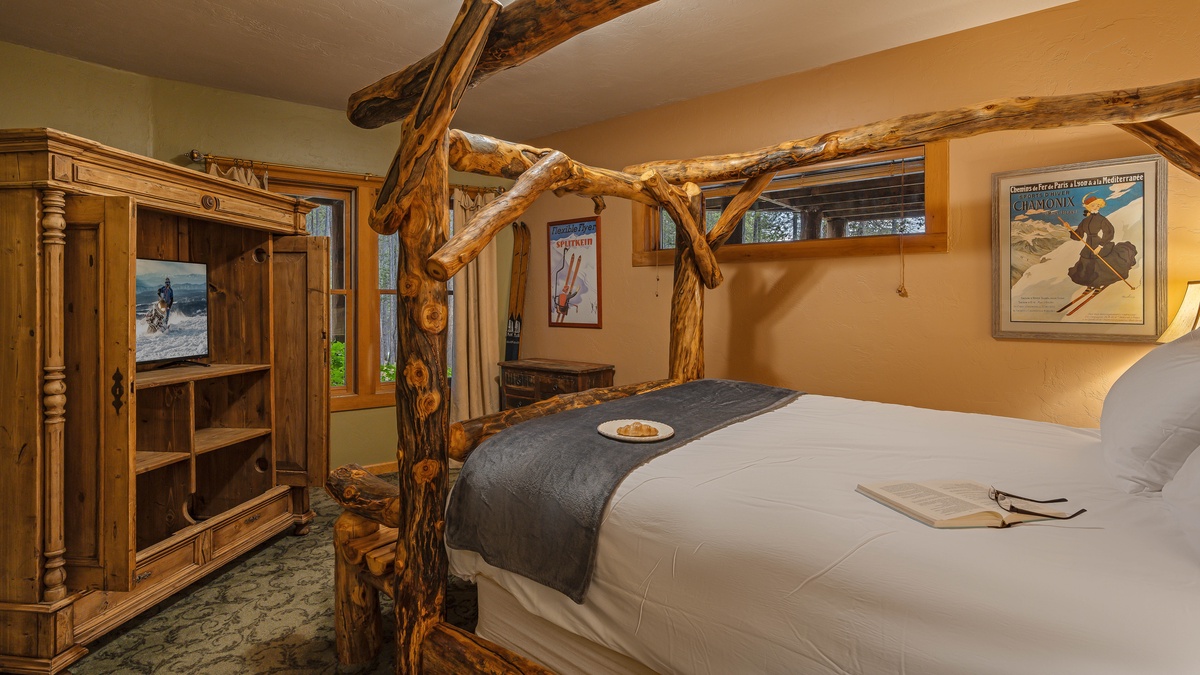 Bedroom 7, Lower Level - Lower level queen bedroom