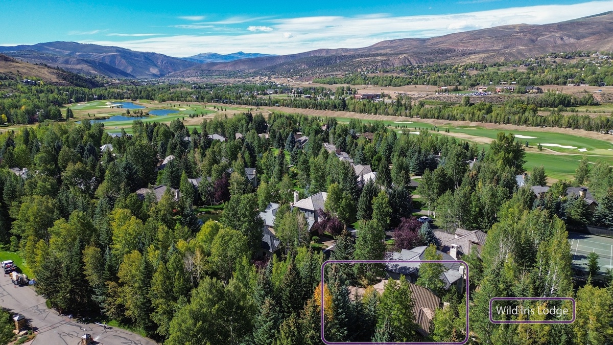 Exterior - Aerial view with golf course and mountain views