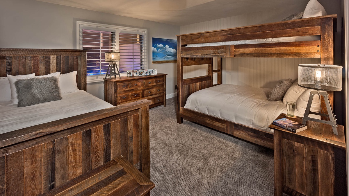 Queen bunkroom on lower level