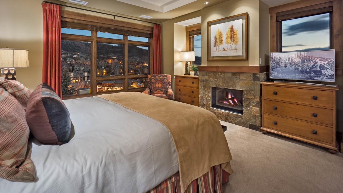 Bedroom 1, Main Level - Primary king suite