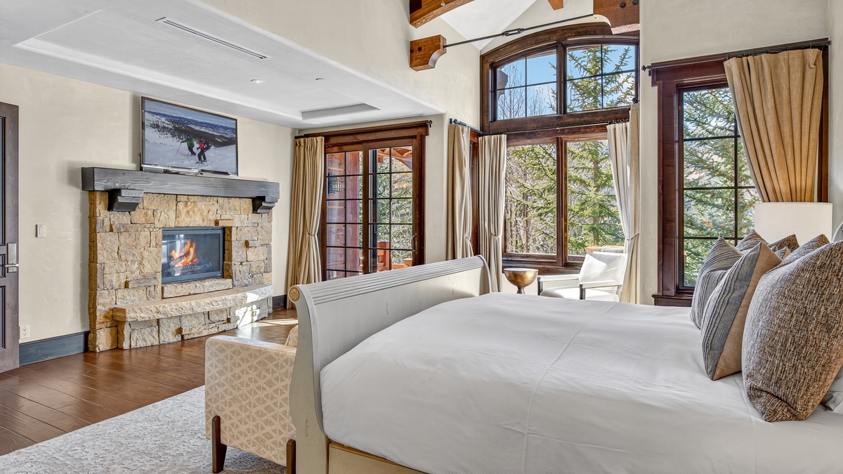 Bedroom 1, Main Level - Primary king suite