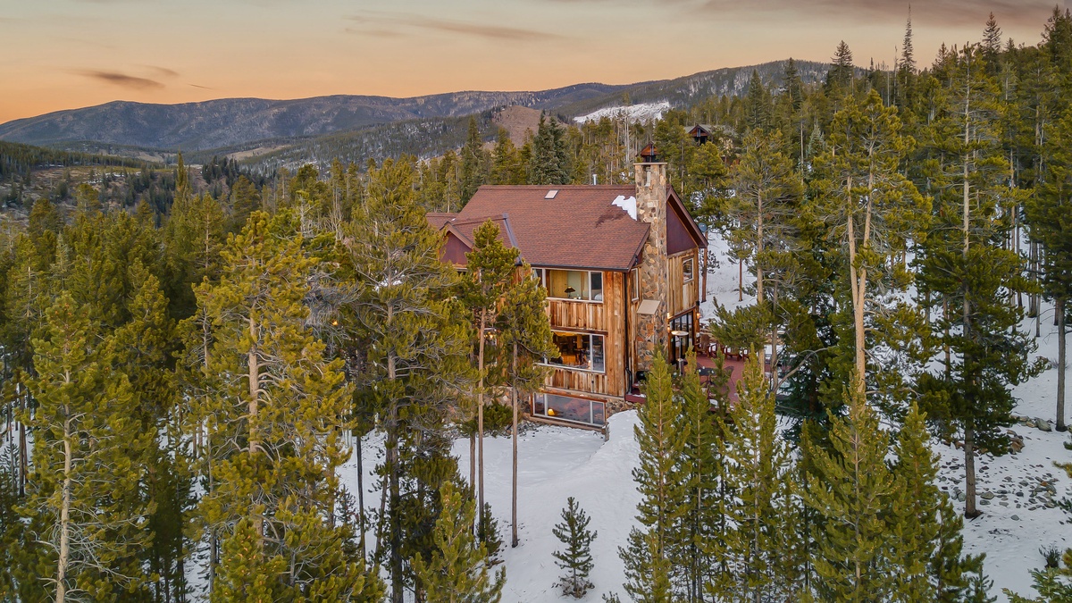Aerial of Alpenglow Peaks Lodge in winter