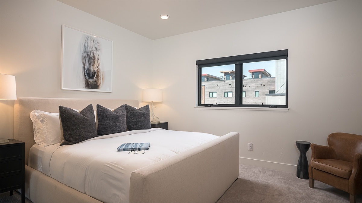 Bedroom 4, Upper Level - King bed