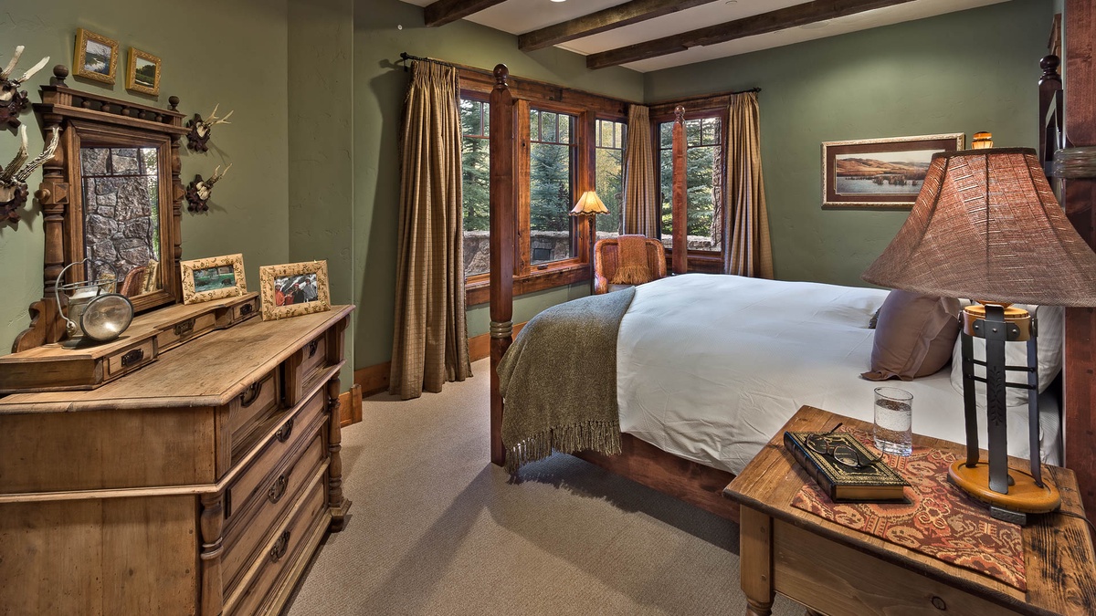 King suite, lower level with views