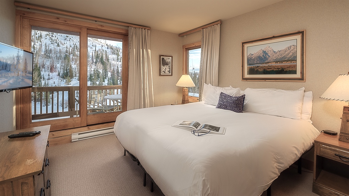 Bedroom 2, Upper Level - King bed or two XL twin beds with views