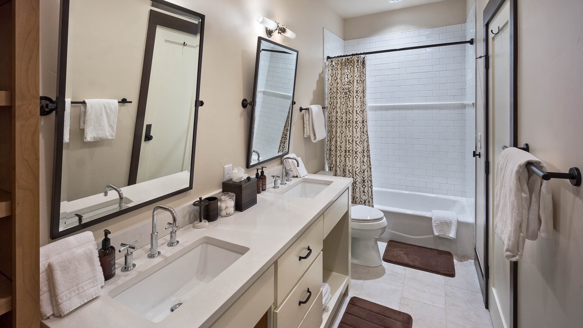 Shared Bathroom, Lower Level - Adjacent to bedrooms 3 & 4