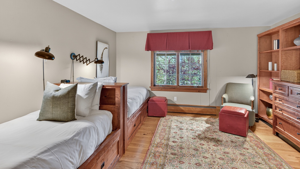 Bedroom 2, Lower Level - Two twin beds