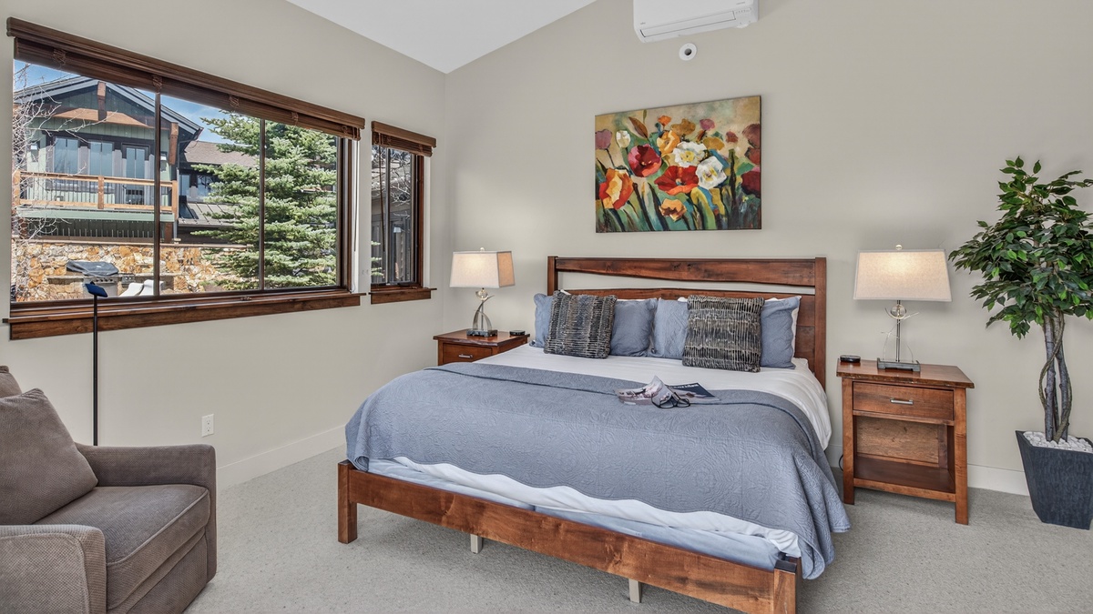 Bedroom 1, Main Level - Primary king bedroom