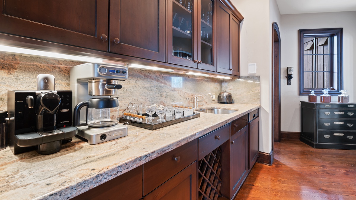 A butler's pantry and wet bar all rolled into one