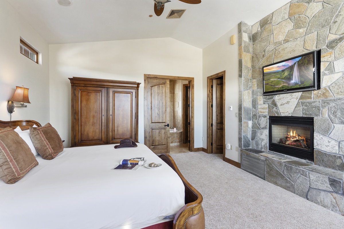 Apex Lodge South Side Primary King Suite 2 Upper Level