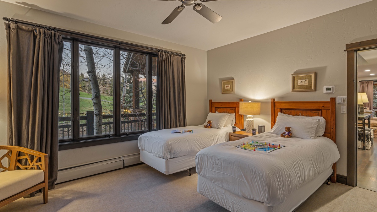 Bedroom 3, Main Level - Twin bed suite with main deck access on the main (4th) level