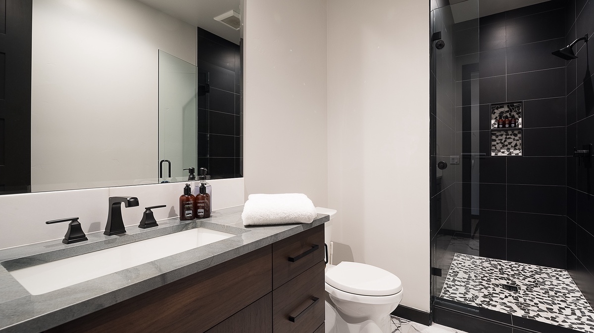 Bedroom 7, Mid-Level - Triple 3 Lodge king ensuite