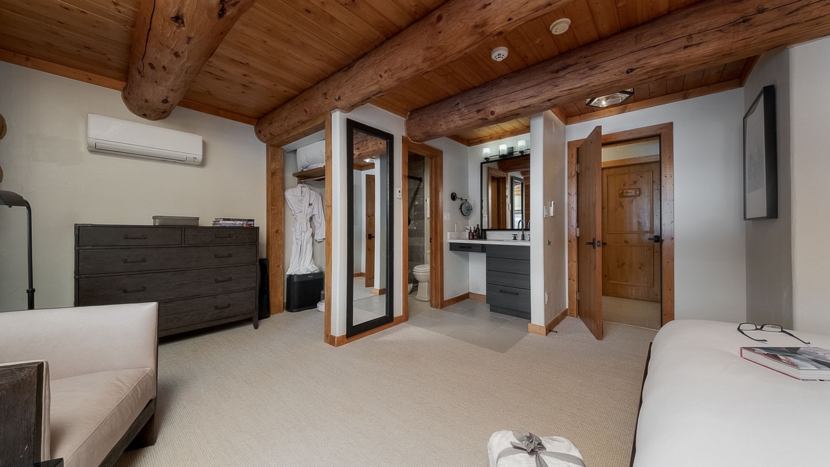 Bedroom 4, Main Level - Thyme King ensuite