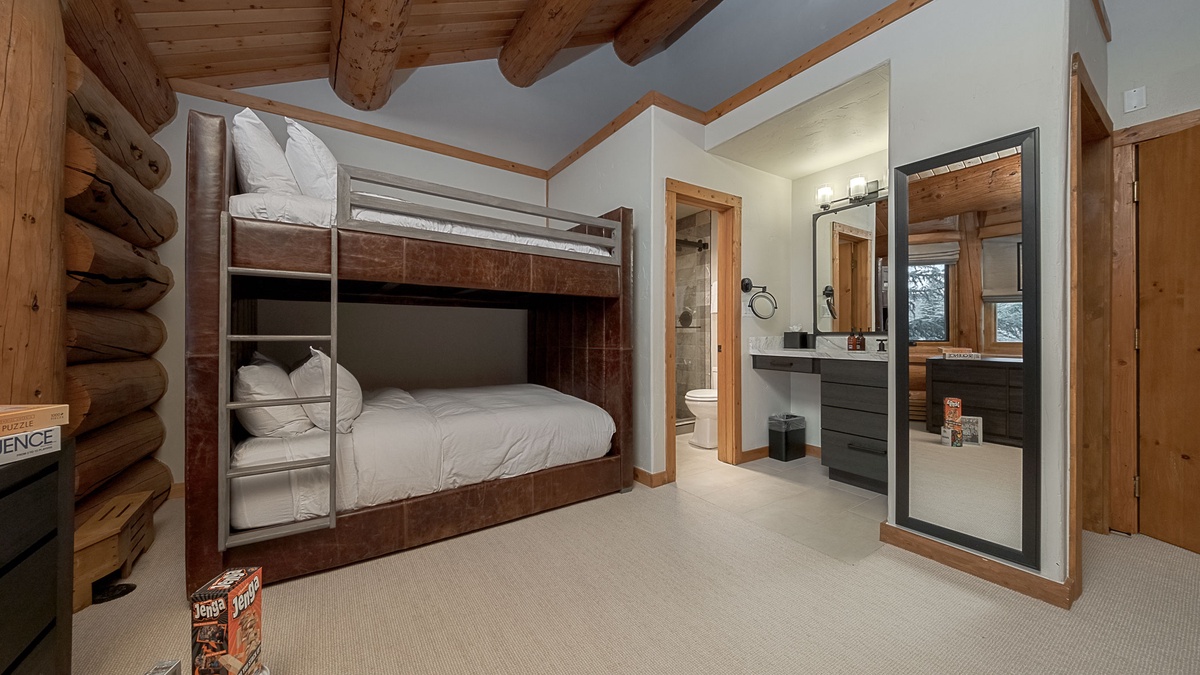 Bedroom 8, Upper Level - Paprika ensuite