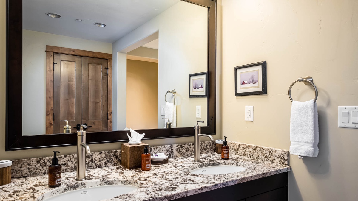 Bedroom 1, Main Level - Primary ensuite