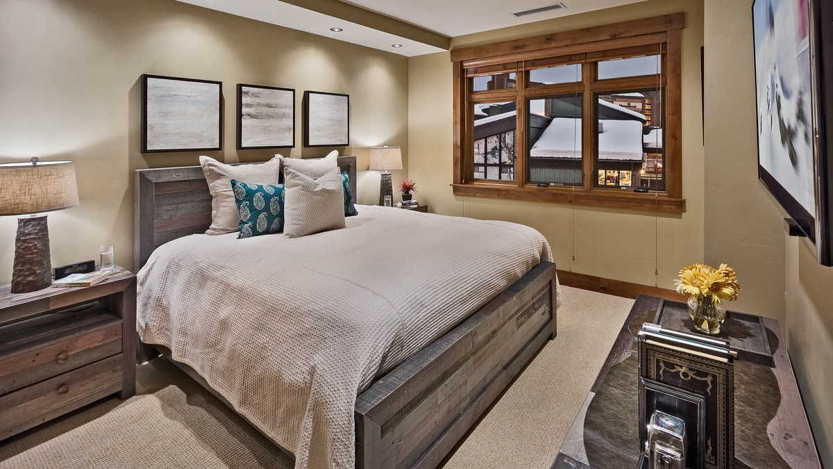 Bedroom 4, Main Level - King suite