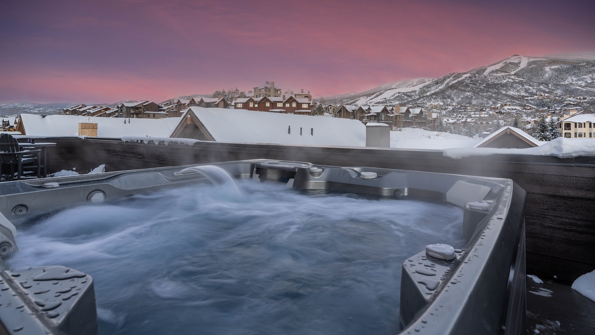 Hot Tub, Rooftop Level - With mountain view