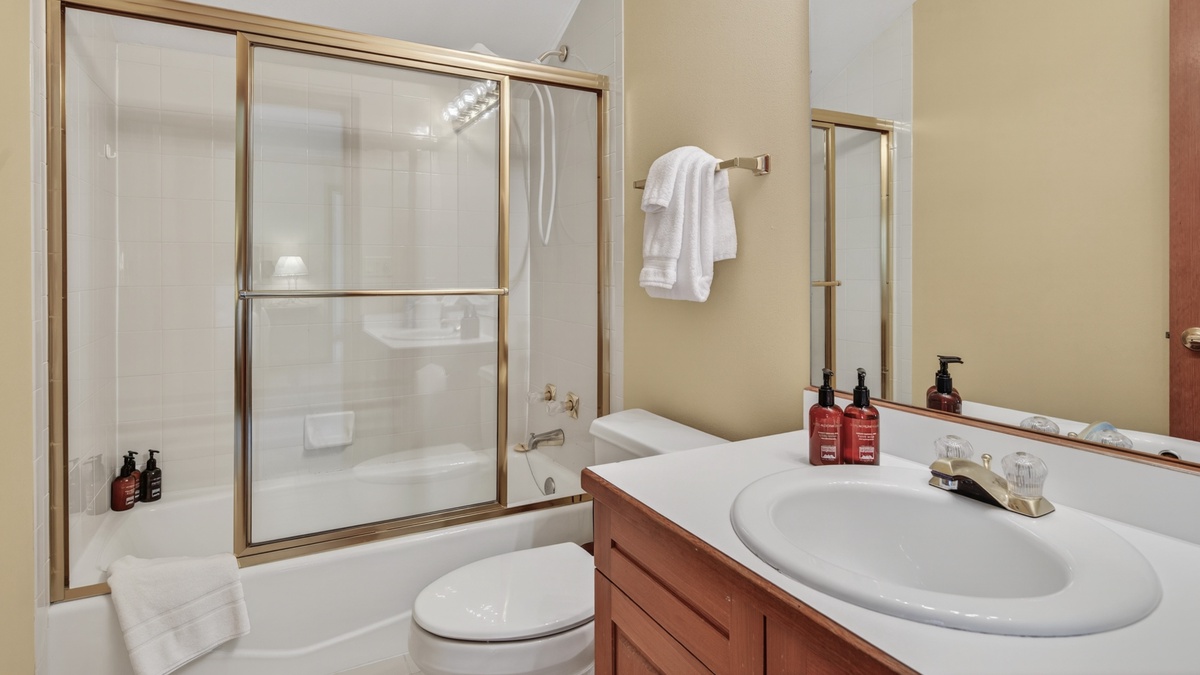 Bedroom 4, Upper Level - Ensuite with tub shower combo