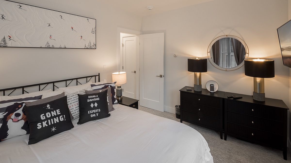 Bedroom 4, Main Level - Queen bedroom