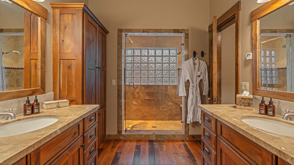 Bedroom 1, Main Level - Primary king ensuite