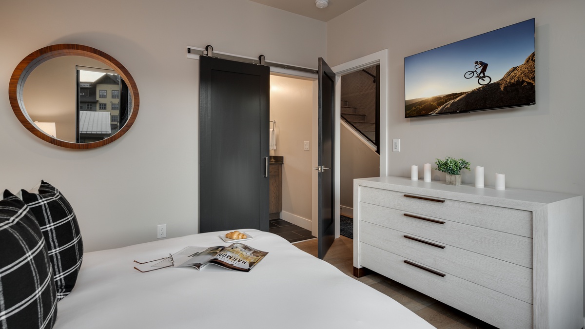 Bedroom 6, Lower Level, Borough House - Queen bed