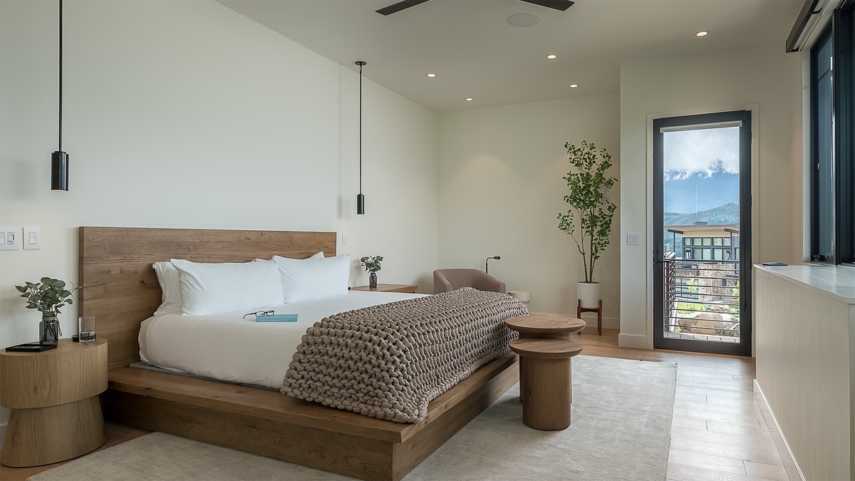 Bedroom 1, Main Level - Primary king suite