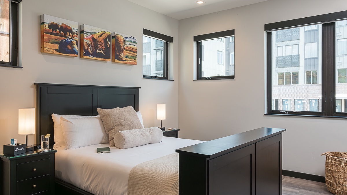 Bedroom 2, Mid-Level - Queen bed