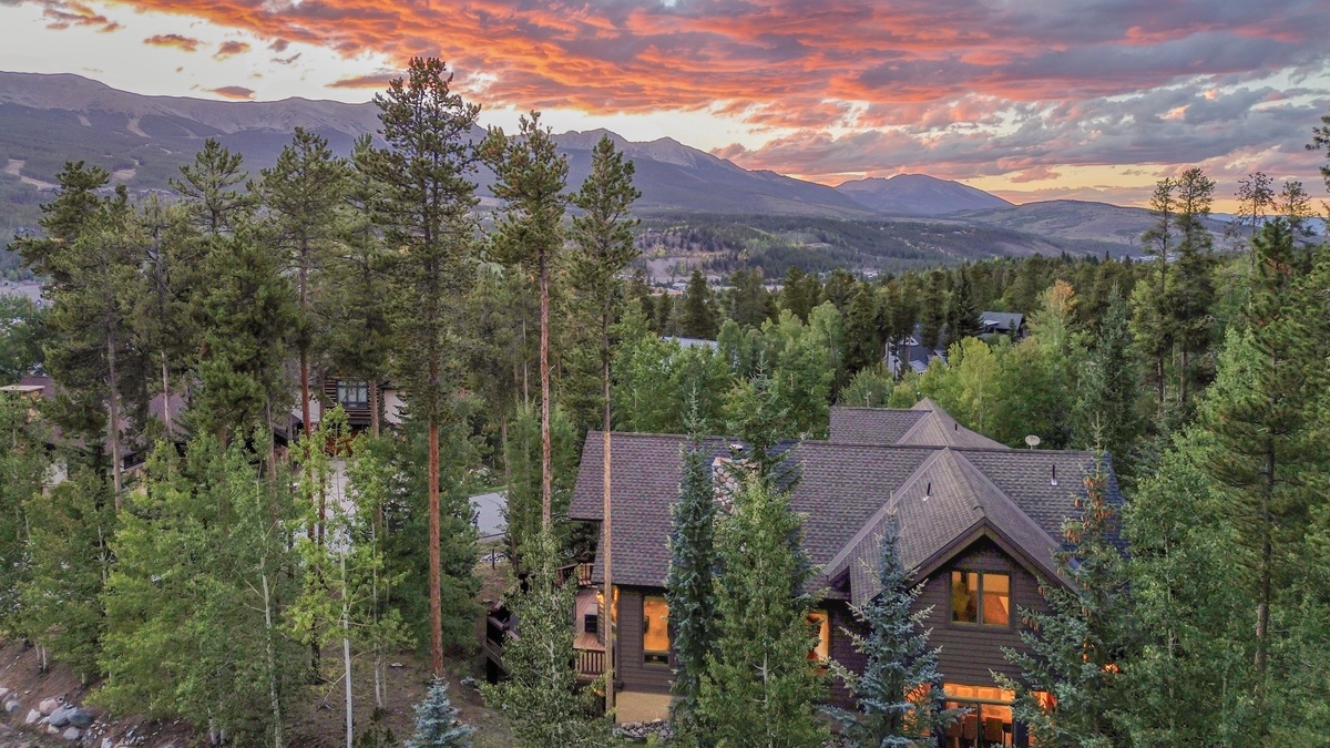 Exterior - Aerial view of the home with mountain views