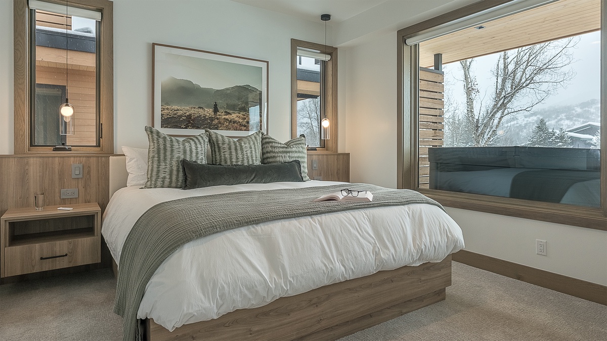 Bedroom 2, Mid-Level - Riverlight Lodge junior king suite