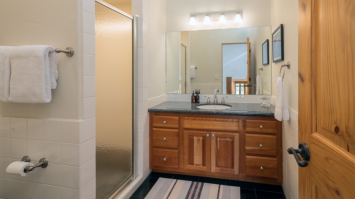 Shared Bathroom, Upper Level - Hall bathroom adjacent to Bedroom 4