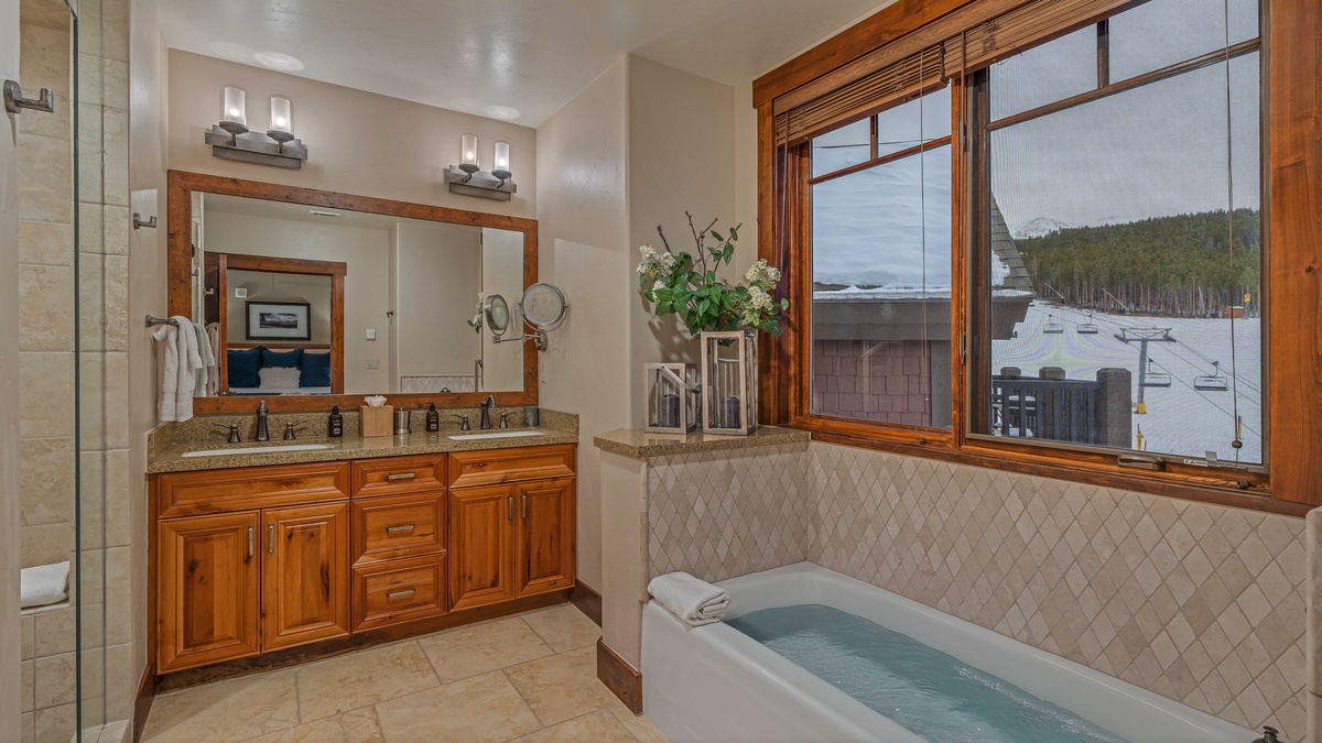 Bedroom 1, Main Level - Primary king ensuite