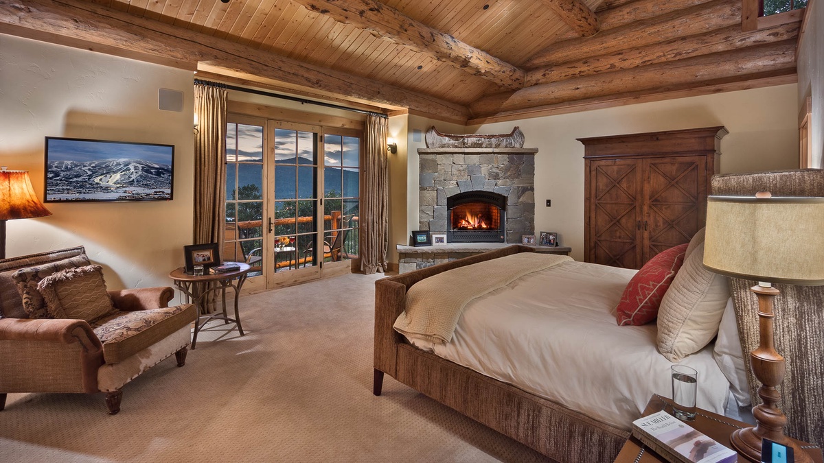 Beautiful primary Bedroom with deck access, north side