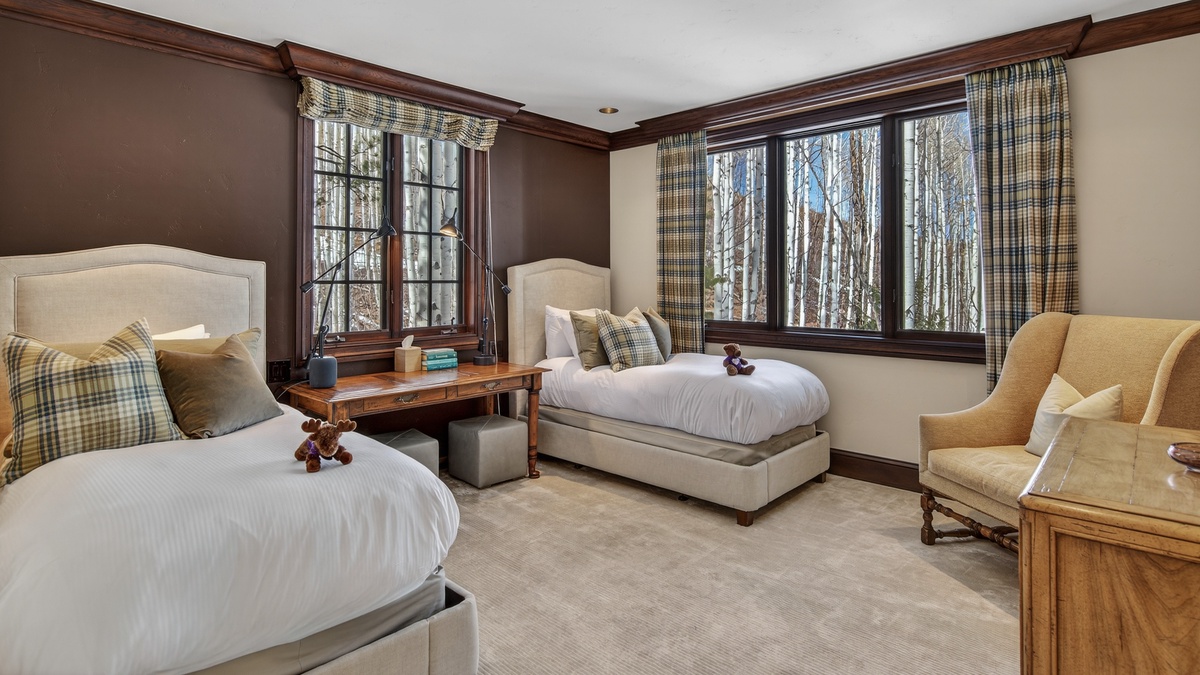 Bedroom 2, Lower Level - Two twin beds