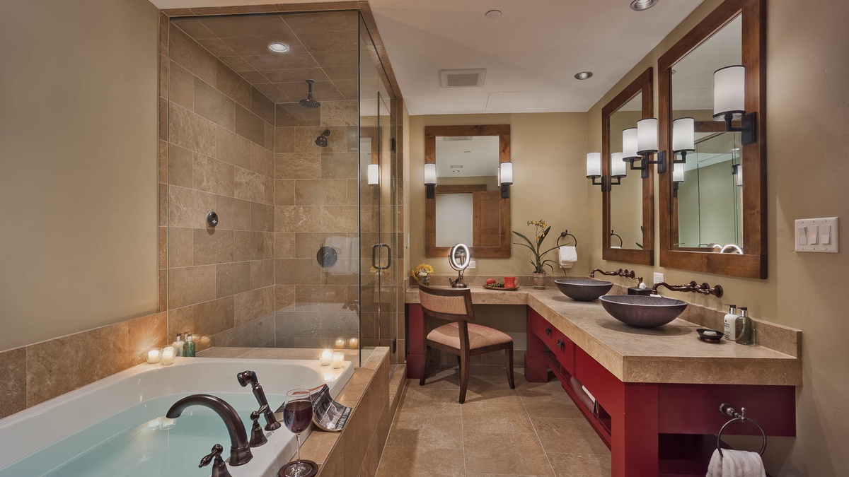 Bedroom 1, Main Level - Primary ensuite with soaking tub