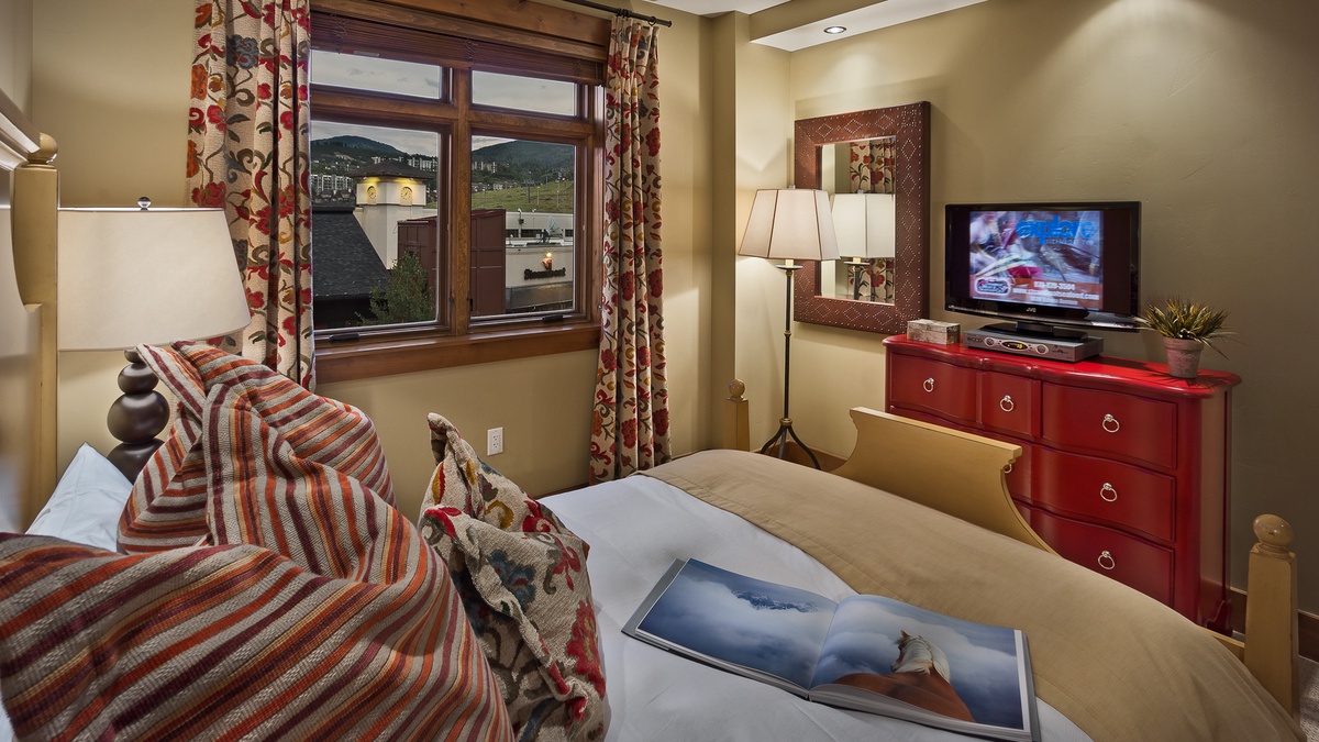 Bedroom 3, Main Level - Queen bedroom