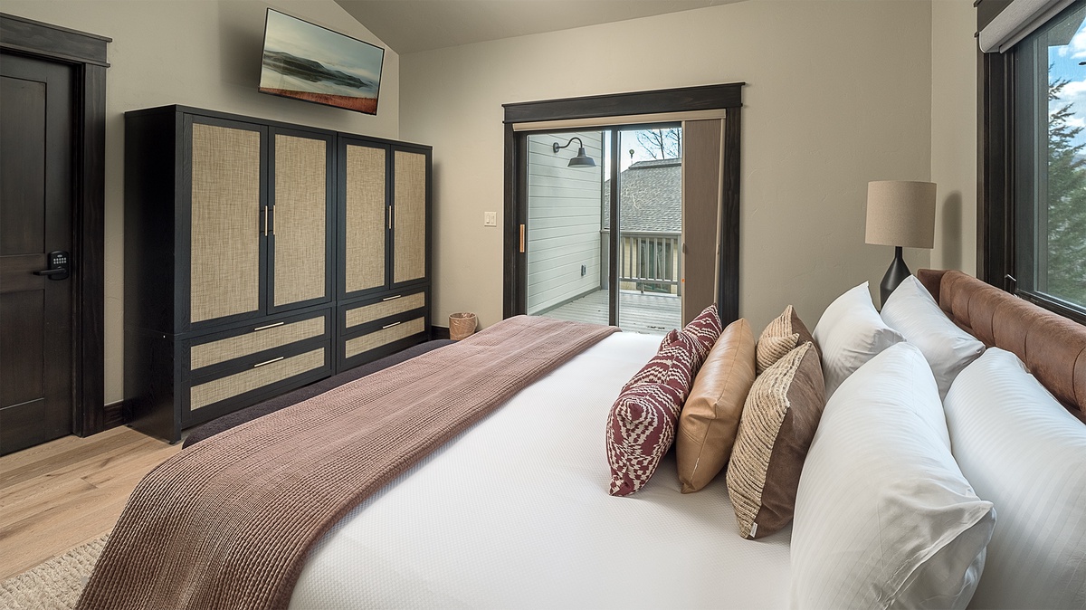 Bedroom 1, Main Level - Primary king bedroom