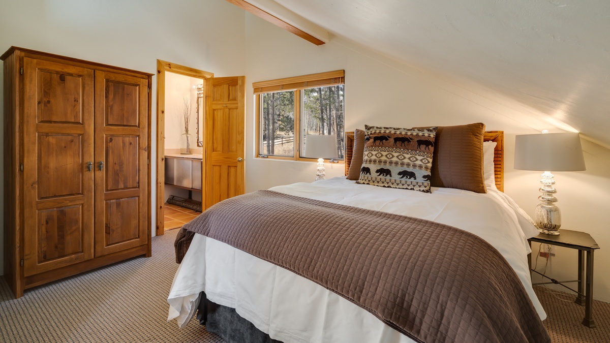 Bedroom 3, Upper Level - Queen suite