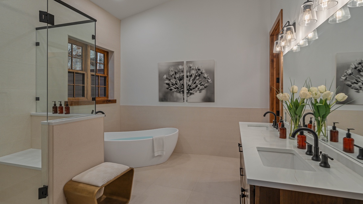 King ensuite 1 on main level