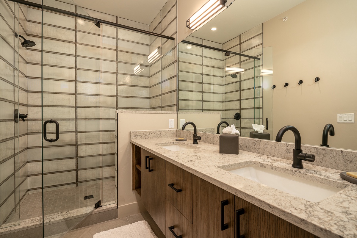 Bedroom 2, Upper Main Level - King suite 2 ensuite on upper main level