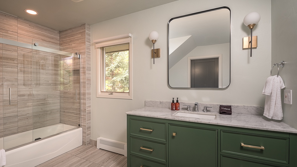 Bedroom 4, Main Level - Ensuite bathroom