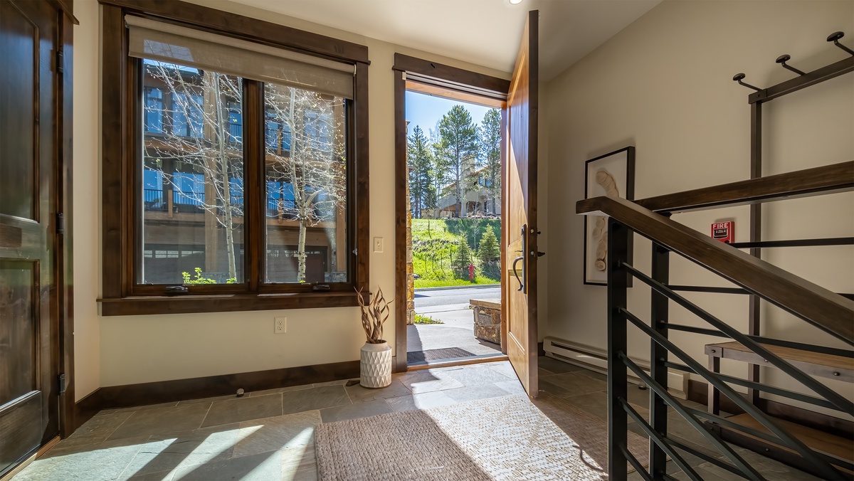 Street-level entryway to Western Winds Lodge